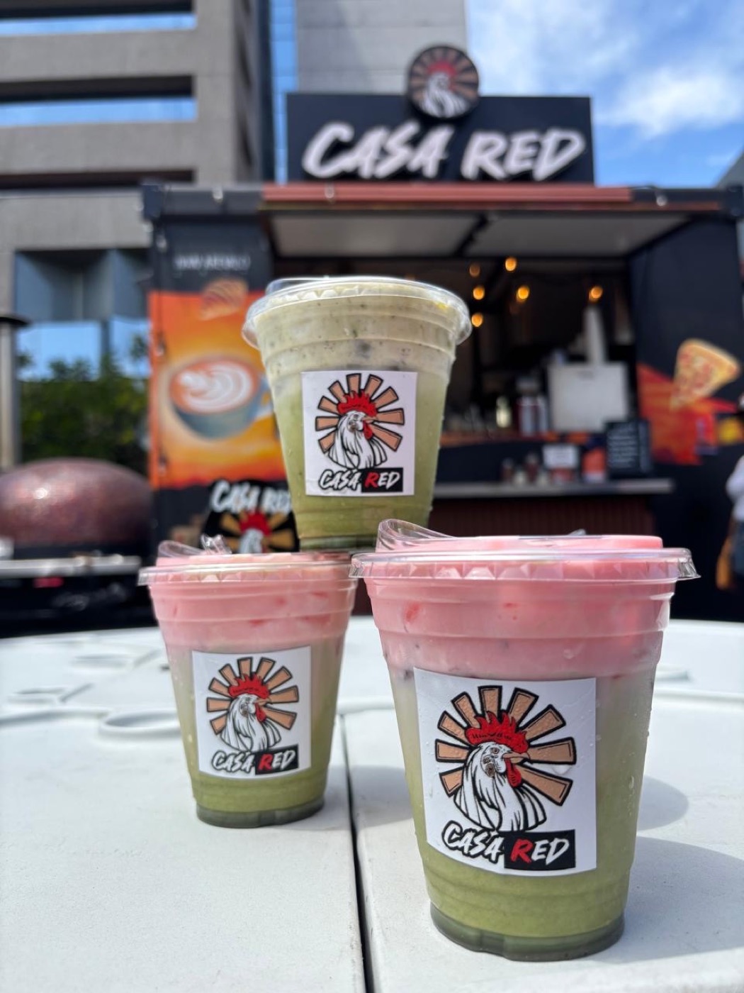 Tres bebidas con la marca Casa Red y el carrito de fondo