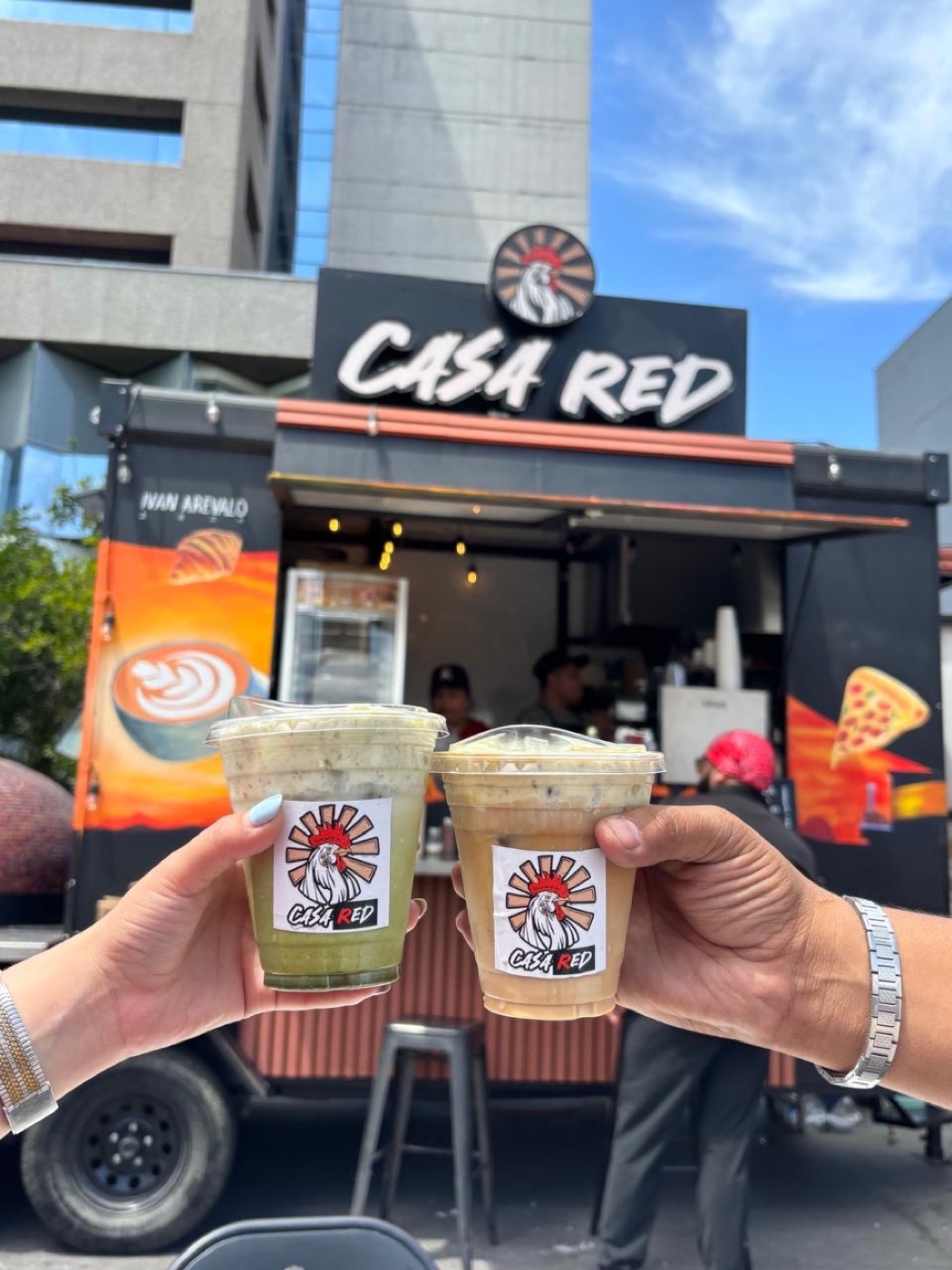 Dos bebidas Casa Red frente al carrito, durante el día