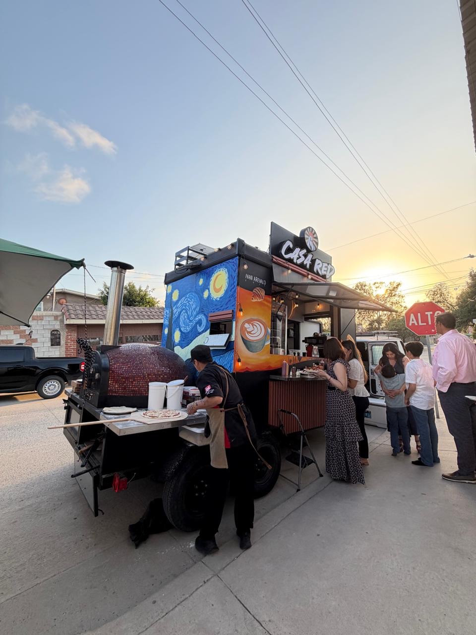 Carrito Casa Red al atardecer, con horno de pizza y servicio a clientes